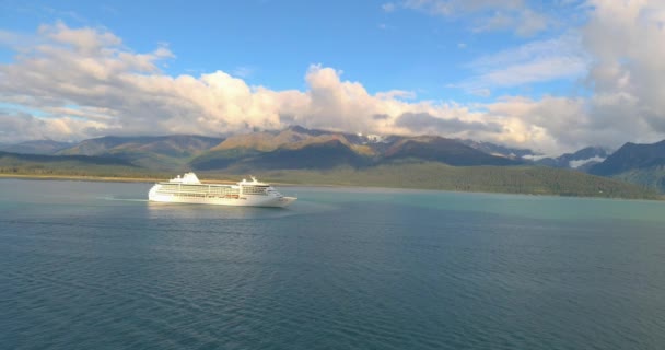 海事産業 クルーズ船 アラスカ州スワードの自然景観 — ストック動画