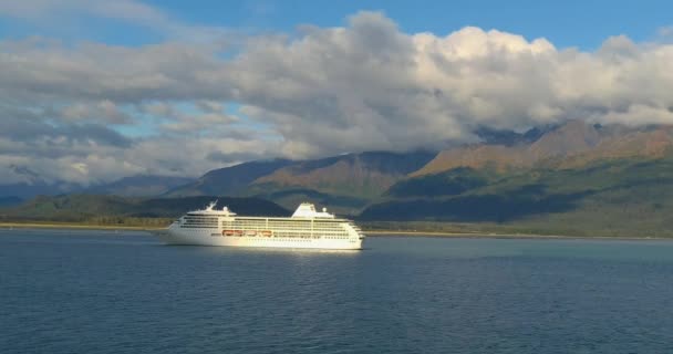 Sjöfartsindustrin Kryssningsfartyg Fiskebåtar Och Naturscenerier Seward Alaska — Stockvideo