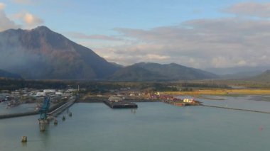 Denizcilik endüstrisi, yolcu gemileri, balıkçı tekneleri ve Seward, Alaska doğal manzara 