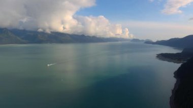 Denizcilik endüstrisi, yolcu gemileri, balıkçı tekneleri ve Seward, Alaska doğal manzara 