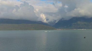 Denizcilik endüstrisi, yolcu gemileri, balıkçı tekneleri ve Seward, Alaska doğal manzara 