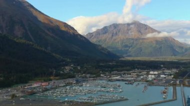 Denizcilik endüstrisi, yolcu gemileri, balıkçı tekneleri ve Seward, Alaska doğal manzara 