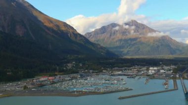 Denizcilik endüstrisi, yolcu gemileri, balıkçı tekneleri ve Seward, Alaska doğal manzara 