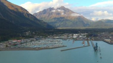 Denizcilik endüstrisi, yolcu gemileri, balıkçı tekneleri ve Seward, Alaska doğal manzara 