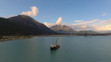 Denizcilik endüstrisi, yolcu gemileri, balıkçı tekneleri ve Seward, Alaska doğal manzara 