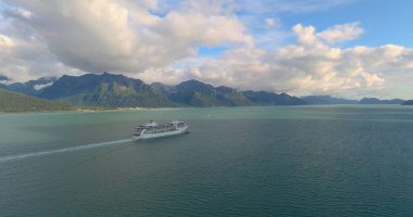 Alaska'da büyük yolcu gemileri 