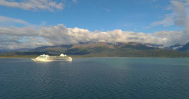 Alaska'da büyük yolcu gemileri 