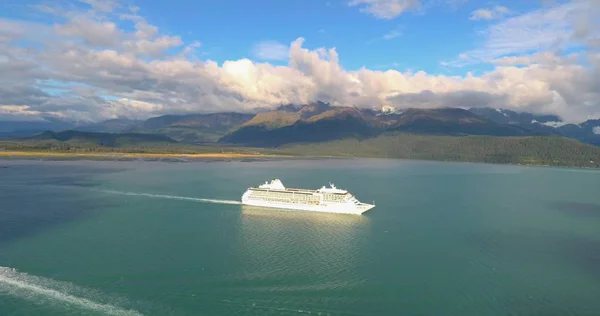 Alaska'da büyük yolcu gemileri 