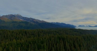 Alaska'da manzaralı bir otoyoldan akşam manzaraları 