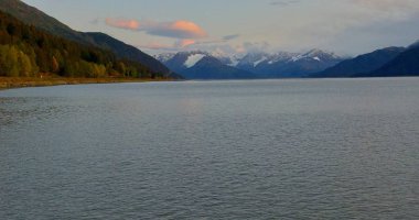 Alaska'da manzaralı bir otoyoldan akşam manzaraları 