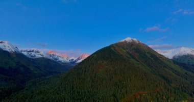 Alaska'da manzaralı bir otoyoldan akşam manzaraları 