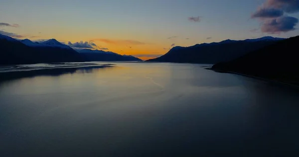 Alaska'da manzaralı bir otoyoldan akşam manzaraları 