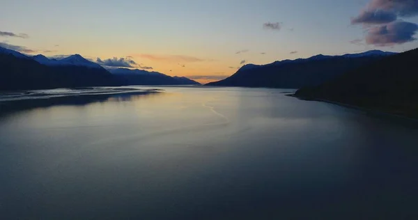 Alaska'da manzaralı bir otoyoldan akşam manzaraları 