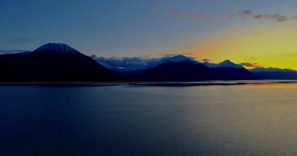 Alaska'da manzaralı bir otoyoldan akşam manzaraları 