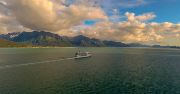 Large Cruise Ships Alaska — ストック写真