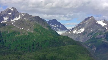Alaska 'da yaz buzulları ve dağlar 