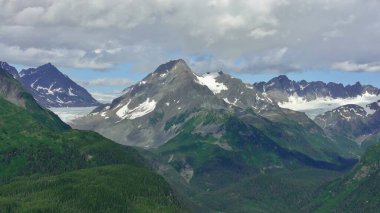 Alaska 'da yaz buzulları ve dağlar 