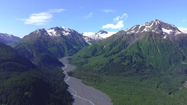 アラスカの夏の氷河と山 — ストック写真