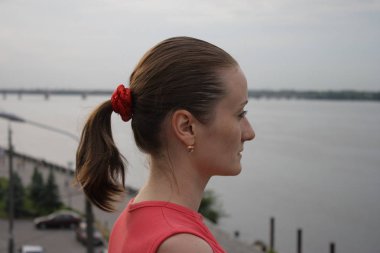 Kız nehre bakıyor.