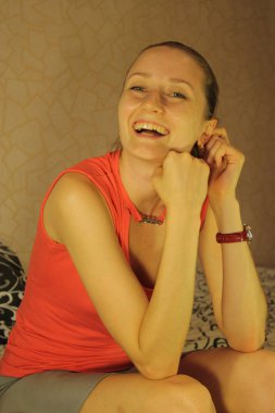 Kırmızı gülüyor kız