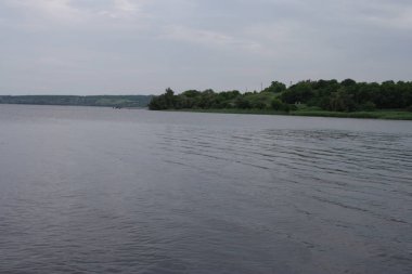 aşırı büyümüş Nehri'nin bir geniş