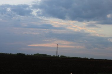 radyo kulesi çevresinde şafaktan önce bulutlar