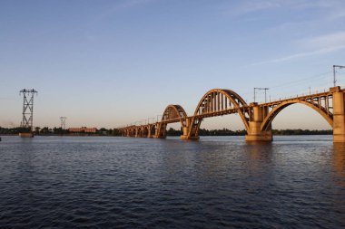 Geniş bir nehir üzerinde güzel köprü