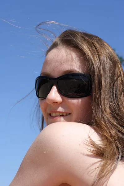 Girl Sunglasses Sky Looks Her Shoulder — Stock Photo, Image