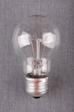 Elektrikli ampul gri arka plan üzerinde yakın atış