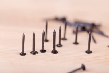 Ahşap masa, araçları ve inşaat kavramı üzerinde çivi