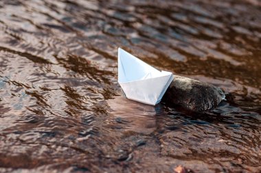 Beyaz kağıt origami Nehri üzerinde tekne. Yaz günü