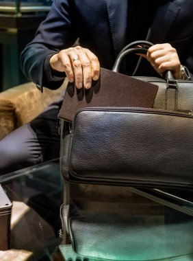 günlüğü deri iş evrak çantası'nda saklanan adam