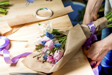 Çiçekçide çalışmak Lale buketi Meclisi kağıttan yapılmış bir sarmalayıcı