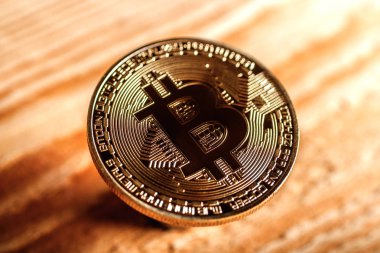 hafif ahşap zemin üzerine altın sikke bitcoin