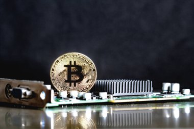 yansıması ile koyu arka plan üzerinde elektronik panosuna altın bitcoin