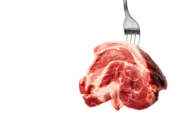 Κομμάτι ωμό χοιρινό κρέας λαιμού στο πιρούνι. απομονωμένη — Φωτογραφία Αρχείου