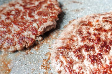 Tavada ızgara hamburger pirzola veya hamburger köftesi