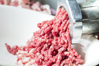 bir kıyma makinesinden taze kıyma