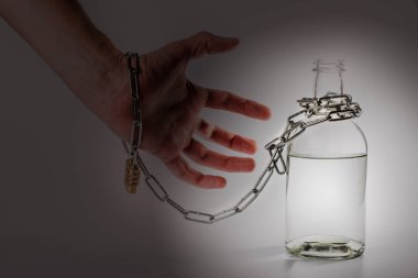 alkol ve zincir ile şişe