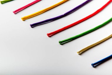 arka arkaya sönmüş uzun balonlar