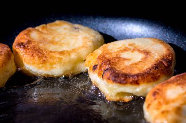 tavada kızartılmış cheesecakes