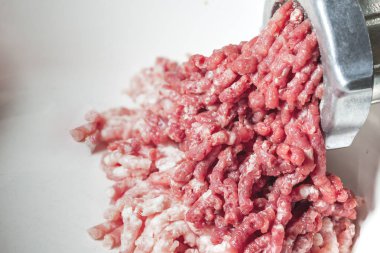 bir kıyma makinesinden taze kıyma
