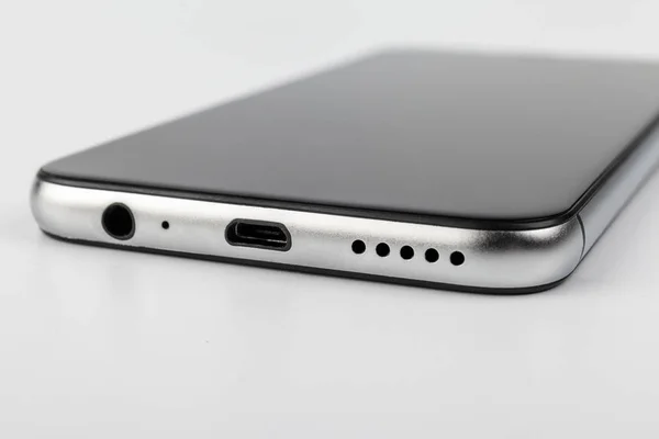 Smartphone con schermo nero su sfondo grigio — Foto Stock