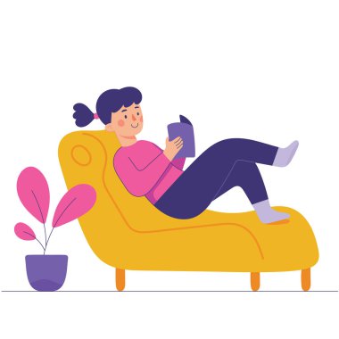 genç kadın oturan ve bir kanepede okuma, genç kadın evde bir kitap okumak için onu zaman sahiptir 