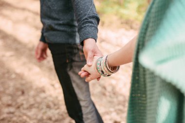 Bir adamın elinin yakın çekim kız elini açar