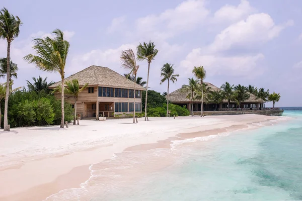 Ahşap binalar ile beyaz kumlu plaj — Stok fotoğraf