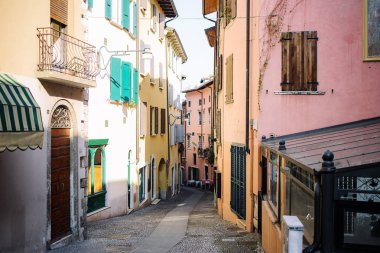 Garda tarihi merkezinde eski küçük taş Ortaçağ sokak, ben