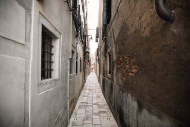 Venedik'te tipik arka sokak avlu sahnesi.