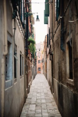 Venedik'te tipik arka sokak avlu sahnesi.