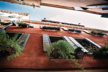 Kırmızı cepheli alt mimari binadan gün ışığı görünümü